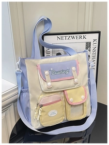 Vue détaillée du sac seau patchwork coloré avec poches fonctionnelles et sangle violette