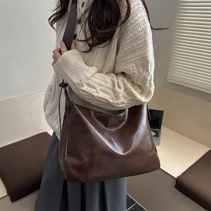 Grand sac fourre-tout rétro en similicuir marron pour femme dans un cadre élégant