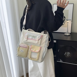 Sac fourre-tout en toile patchwork multicolore avec bandoulière réglable et poches utilitaires