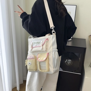 Sac fourre-tout chic en toile multi-poches beige pour femme porté épaule décontracté