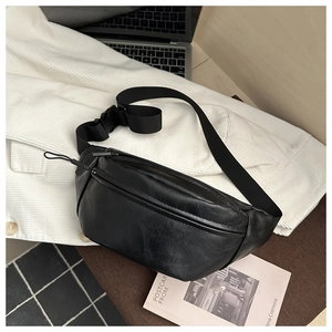 Vue détaillée du sac banane en similicuir noir texturé avec fermeture éclair et sangle