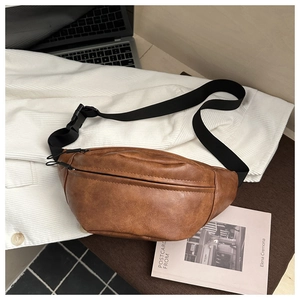 Détail du sac de poitrine vintage en cuir marron avec sangle noire et boucle réglable