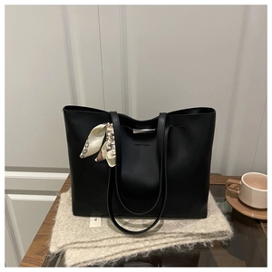 Détail du sac cabas noir avec foulard en soie sur la poignée et logo FASHION & BAG