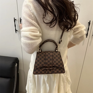 Bruine monogram kleine vierkante crossbodytas met gouden hardware en handvat voor dames
