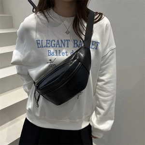 Sac de poitrine chic en similicuir noir en forme de croissant avec sangle réglable