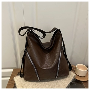 Dettaglio della borsa a tracolla vintage marrone scuro con cerniere argentate a forma di V