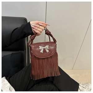 Detail der weinroten Fransen-Handtasche mit silberner Schleife und Knotengriff-Design