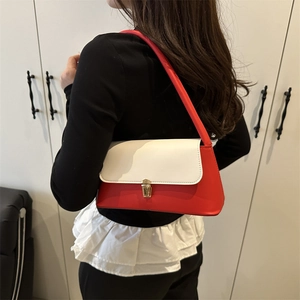 Borsa sottobraccio a contrasto rossa e bianca con fibbia in metallo dorato e tracolla
