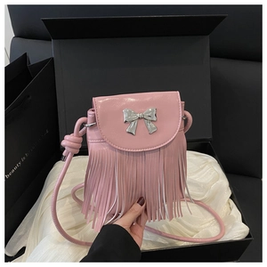 Detailansicht einer rosa Fransentasche mit Schleife in einer luxuriösen Geschenkbox