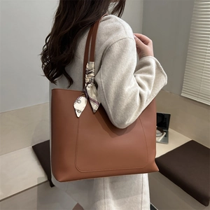 Sac fourre-tout minimaliste en cuir marron caramel avec foulard pour femme