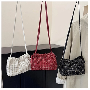 Detaillierte Tweed-Wolken-Taschen in Weiß, Rot und Schwarz mit gerafftem Verschluss