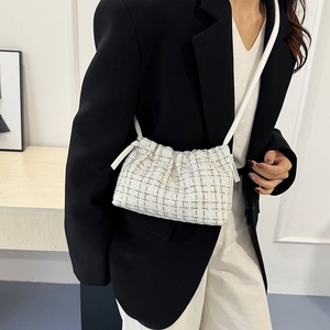 Weiße Tweed-Umhängetasche mit Goldfadenmustern und Leder-Schultergurt für Damen