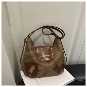 Detailaufnahme der Vintage Canvas Tasche mit Lederklappe und metallischen Nieten