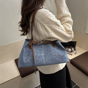 Blaue Tragetasche mit Leopardenmuster aus mattem Wildleder mit braunen Lederriemen