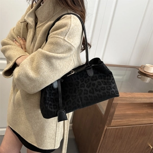Schicke Leoparden-Schultertasche mit schwarzen Lederriemen und weicher Wildleder-Textur