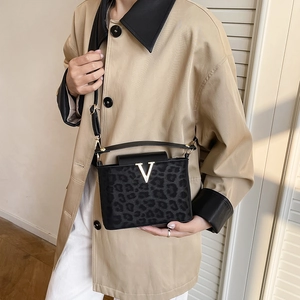 Elegante bolso bandolera de mujer con estampado de leopardo negro y hebilla en V dorada