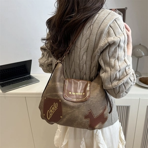 Retro-Hobo-Tasche aus Canvas und Leder mit Vintage-Patches und verstellbarem Schultergurt