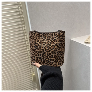 Vue détaillée du sac seau à motif léopard avec texture douce et bandoulière marron rétro