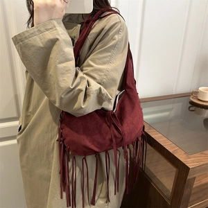 Sac à bandoulière chic en daim bordeaux avec franges bohèmes pour femmes