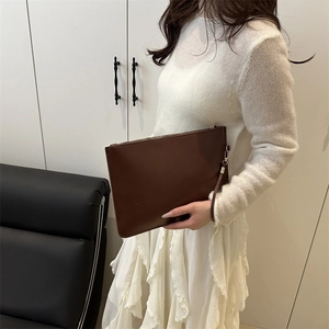 Pochette rétro en cuir marron avec fermeture éclair dorée et dragonne pour femme