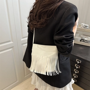 Sac seau vintage blanc à franges en cuir avec bandoulière au design minimaliste chic