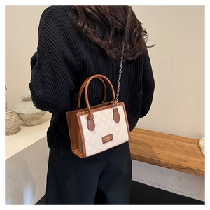 Vue de dos d'un mannequin portant le sac bandoulière à damier marron avec chaîne en métal