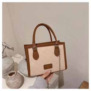Détail d'un sac à main beige à motif damier avec garniture marron et logo de mode