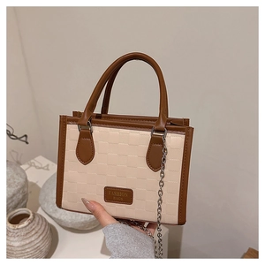 Détail d'un mini sac à damier beige avec finitions en cuir marron et chaîne argentée