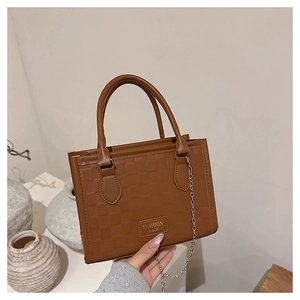 Détail d'un sac marron avec gaufrage à damier et plaque dorée Fashion Bags