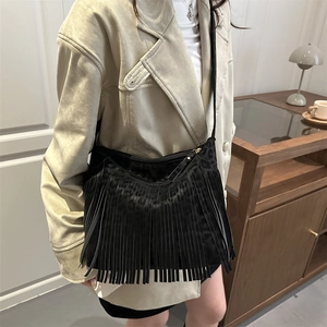 Minimalistische schwarze Umhängetasche für Damen mit Fransen und weicher Wildleder-Haptik