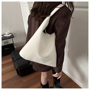 Dettaglio della borsa tote grande in pelle bianca con scritta FASHION donna