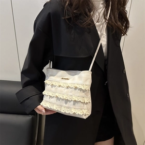 Sac bandoulière chic en dentelle blanc crème pour femme avec volants et logo doré