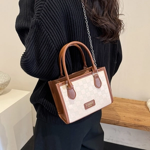 Sac à main patchwork beige et marron à motif damier avec poignée cuir et chaîne métal