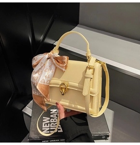 Borsa a tracolla giallo crema con chiusura a rotazione dorata e foulard di seta a orsetti