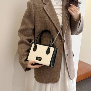 Petit sac carré mode bicolore noir et blanc avec motif texturé et bandoulière chaîne