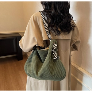 Détail du sac hobo en velours côtelé vert foncé avec bandoulière à motifs