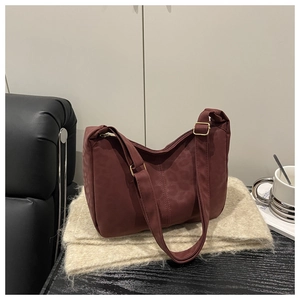 Dettaglio borsa a tracolla in nylon bordeaux con stampa leopardata e tracolla larga