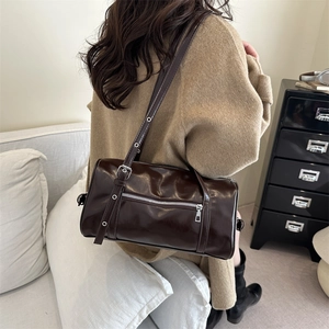 Sac à bandoulière cylindrique marron foncé brillant avec fermeture éclair argentée