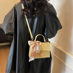 Borsa a tracolla quadrata giallo pallido con foulard di seta e chiusura in oro lucido