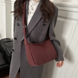 Borsa a tracolla rosso vino in nylon con tracolla larga regolabile e design a mezzaluna