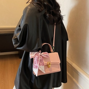 Borsa quadrata rosa minimalista con manico in foulard di seta e fibbia dorata