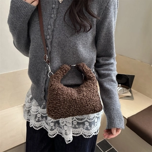 Sac à main chic en peluche marron sherpa avec bandoulière amovible pour hiver 2025