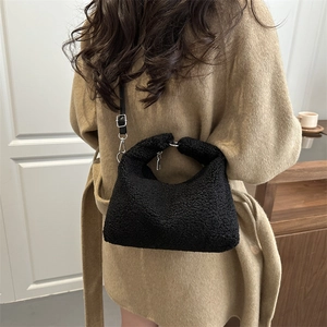 Sac à main mignon en peluche noire avec texture douce en fausse fourrure et bandoulière