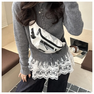Détail d'un sac bandoulière en nylon blanc à poches multiples avec sangle réglable