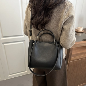 Borsa tote nera in pelle martellata con finiture dorate e tracolla regolabile