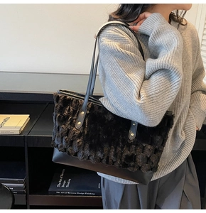 Vue détaillée du sac fourre-tout en fausse fourrure noire avec base en cuir et rivets