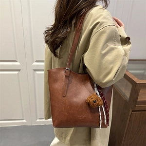 Sac fourre-tout en cuir marron avec charme chiot en peluche pour le bureau décontracté