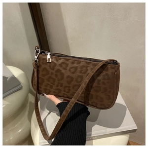 Detailansicht der Baguette-Tasche mit Leopardenmuster, braunem Wildleder und Reißverschluss
