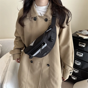 Sac de poitrine noir minimaliste pour femme avec poches zippées et sangle réglable