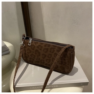 Detailaufnahme der Schultertasche mit Leopardenmuster, Silberhaken und Reißverschluss